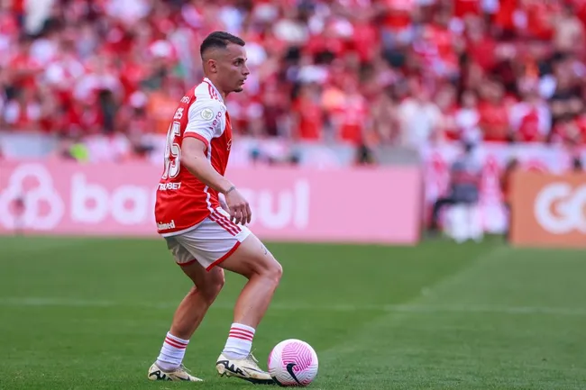 Bruno Gomes jogador do Internacional durante partida contra o Grêmio no estádio Beira-Rio pelo campeonato Brasileiro A 2024. Foto: Luiz Erbes/AGIF