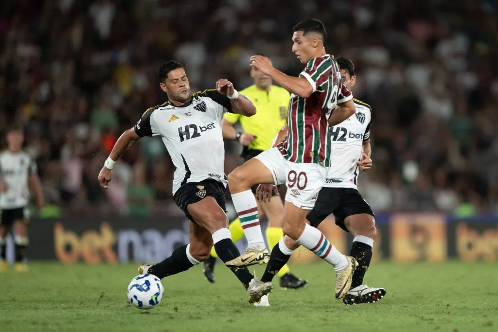 RJ – RIO DE JANEIRO – 04/10/2025 – BRASILEIRO A 2025, FLUMINENSE X ATLETICO-MG – Serna jogador do Fluminense disputa lance com Hulk jogador do Atletico-MG durante partida no estadio Maracana pelo campeonato Brasileiro A 2025. Foto: Jorge Rodrigues/AGIF