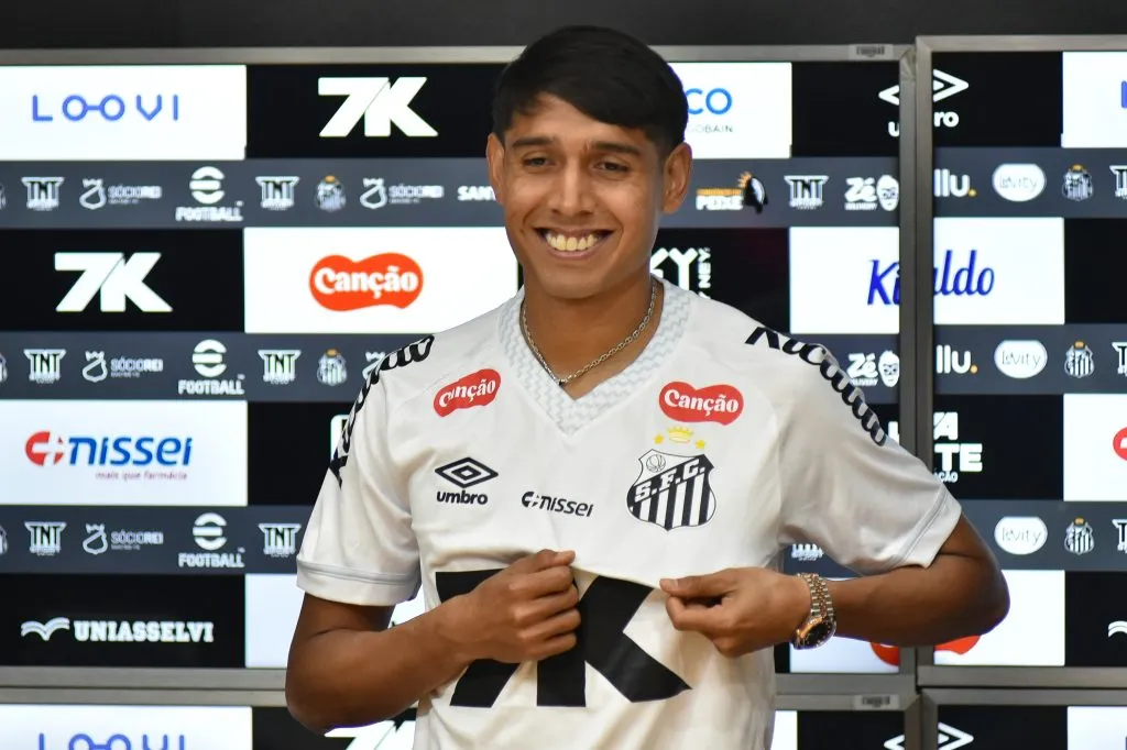 SP – SANTOS – 16/09/2025 – SANTOS, APRESENTACAO ALEXIS DUARTE –  Alexis Duarte durante sua apresentacao oficial como jogador do Santos em coletiva de imprensa realizada no Vila Belmiro.  Foto: Jota Erre/AGIF