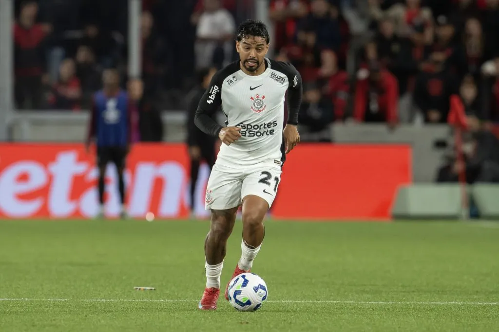 Matheus Bidu jogador do Corinthians durante partida contra o Athletico-PR – Foto: Hedeson Alves/AGIF