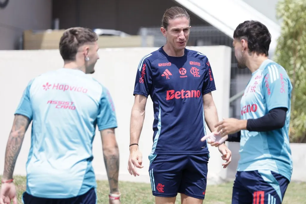 Varela, Filipe Luís e Arrascaeta durante treino. Foto: Gilvan de Souza/Flamengo