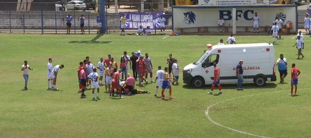 Felipe Fernandes de Lima passou mal em jogo amador em Minas 12 horas após Corinthians x Mirassol. Foto: Reprodução/YouTube – Rádio Regional FM Brumadinho