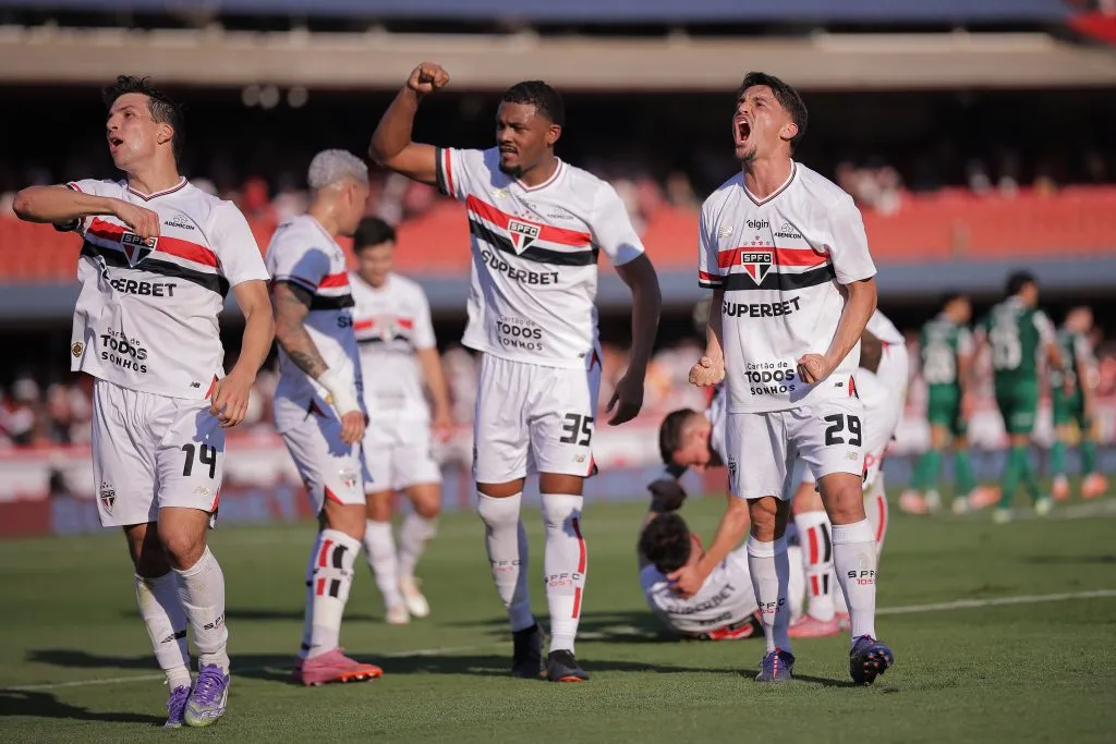 Tapia jogador do Sao Paulo comemora seu gol com jogadores do seu time durante partida contra o Palmeiras no estadio Morumbi pelo campeonato Brasileiro A 2025. Foto: Ettore Chiereguini/AGIF