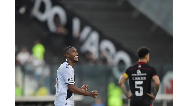RJ - RIO DE JANEIRO - 05/10/2025 - BRASILEIRO A 2025, VASCO X VITORIA - Rayan jogador do Vasco comemora seu gol durante partida contra o Vitoria no estadio Sao Januario pelo campeonato Brasileiro A 2025. Foto: Thiago Ribeiro/AGIF