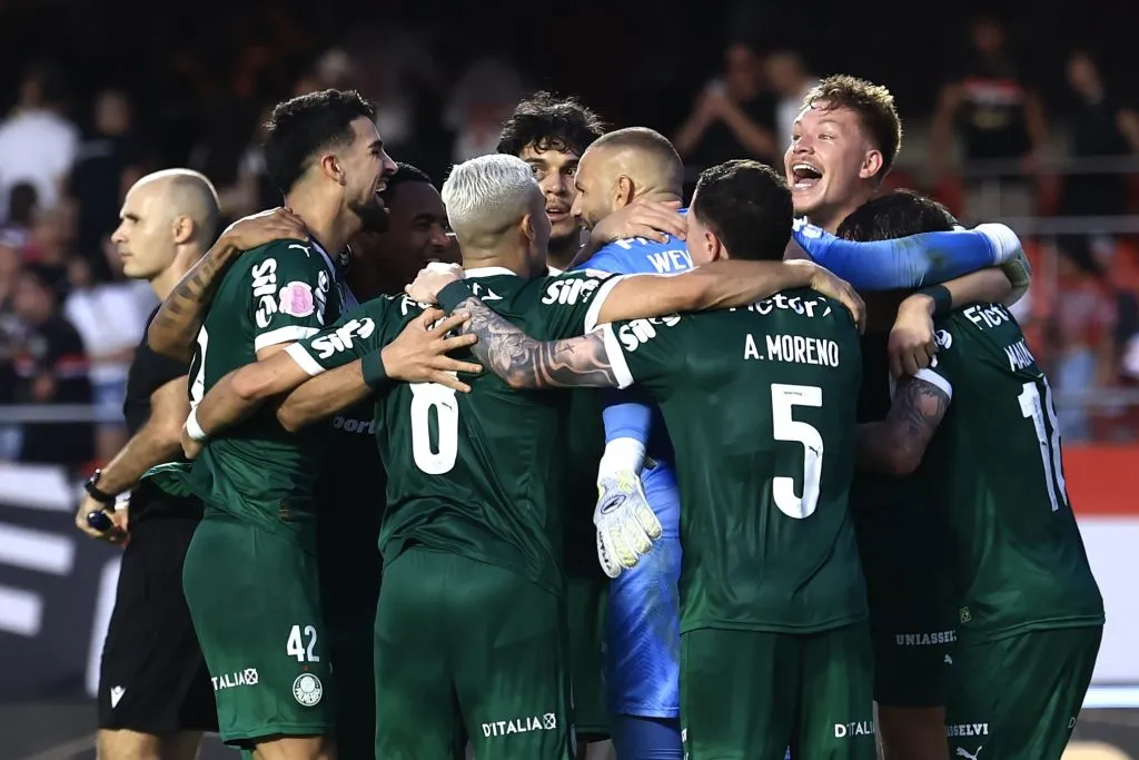 SP – SAO PAULO – 05/10/2025 – BRASILEIRO A 2025, SAO PAULO X PALMEIRAS – Jogadores do Palmeiras comemoram vitoria ao final da partida contra o Sao Paulo no estadio Morumbi pelo campeonato Brasileiro A 2025. Foto: Marcello Zambrana/AGIF