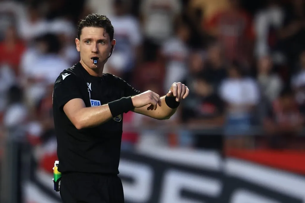 O arbitro Ramon Abatti Abel durante partida entre Sao Paulo e Palmeiras no estadio Morumbi pelo campeonato Brasileiro A 2025. Foto: Marcello Zambrana/AGIF