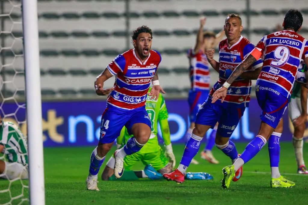 Mancuso jogador do Fortaleza comemora seu gol durante partida contra o Juventude no estadio Alfredo Jaconi pelo campeonato Brasileiro A 2025. Foto: Luiz Erbes/AGIF