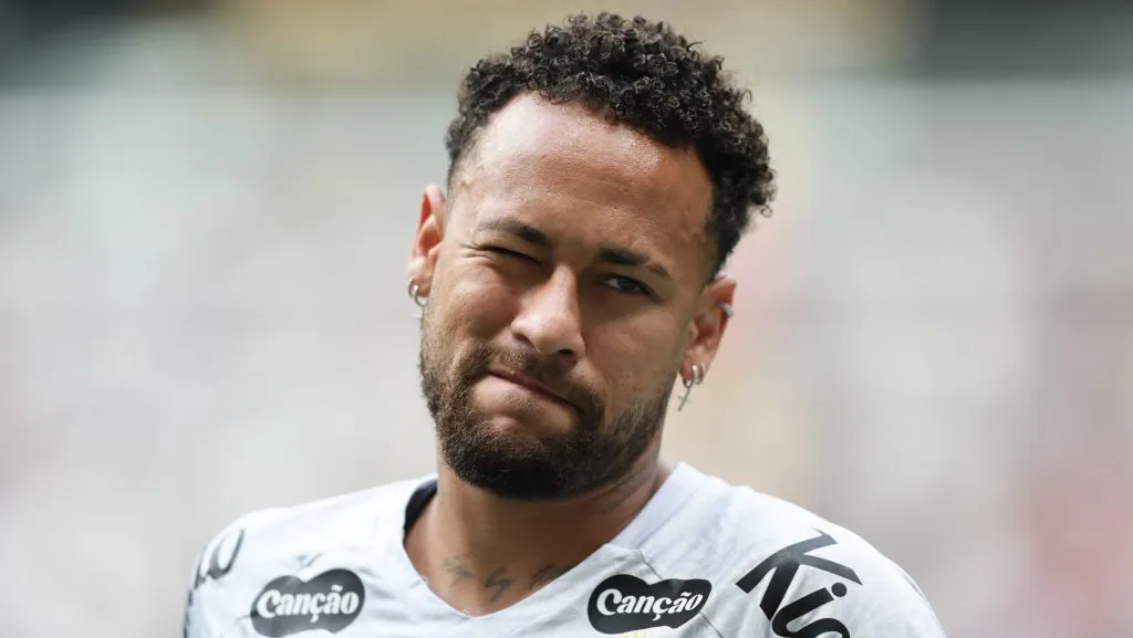 Neymar durante aquecimento antes da partida contra o Atlético-MG no Campeonato Brasileiro de 2025. Foto: Gilson Lobo/AGIF