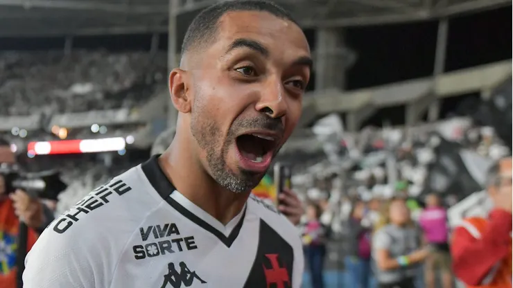 RJ - RIO DE JANEIRO - 11/09/2025 - COPA DO BRASIL 2025, BOTAFOGO X VASCO - Paulo Henrique jogador do Vasco comemora vitoria ao final da partida contra o Botafogo no estadio Engenhao pelo campeonato Copa Do Brasil 2025. Foto: Thiago Ribeiro/AGIF