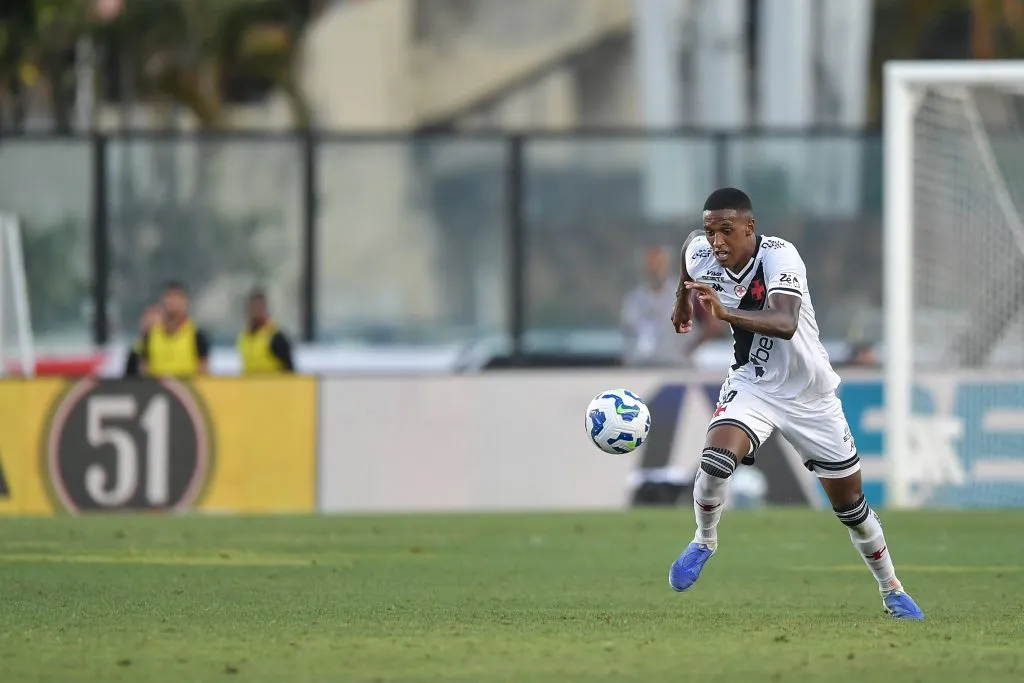 RJ – RIO DE JANEIRO – 05/10/2025 – BRASILEIRO A 2025, VASCO X VITORIA – Robert Renan jogador do Vasco durante partida contra o Vitoria no estadio Sao Januario pelo campeonato Brasileiro A 2025. Foto: Thiago Ribeiro/AGIF