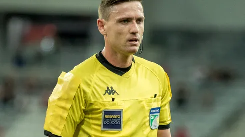 O arbitro Ramon Abatti Abel durante partida entre Athletico-PR e Internacional no estadio Arena da Baixada pelo campeonato Brasileiro A 2022.