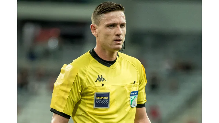 O arbitro Ramon Abatti Abel durante partida entre Athletico-PR e Internacional no estadio Arena da Baixada pelo campeonato Brasileiro A 2022.