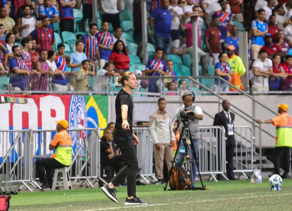 BA – SALVADOR – 05/10/2025 – BRASILEIRO A 2025, BAHIA X FLAMENGO – Filipe Luis tecnico do Flamengo durante partida contra o Bahia no estadio Fonte Nova pelo campeonato Brasileiro A 2025. Foto: Marcio Jose/AGIF