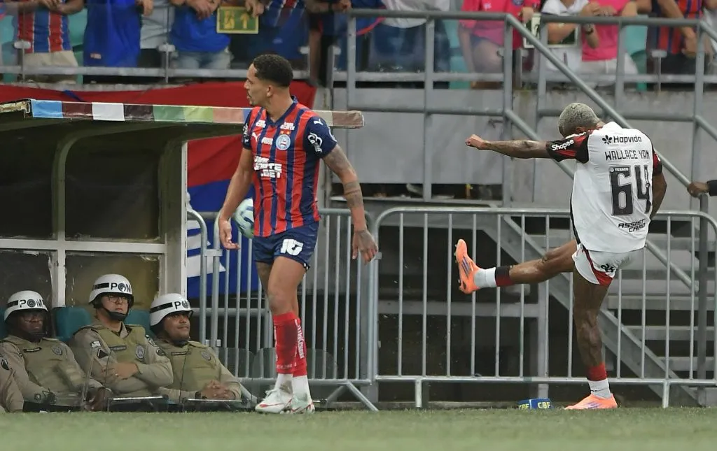 Wallace Yan se irrita após expulsão em partida diante do Bahia. Foto: Jhony Pinho/AGIF