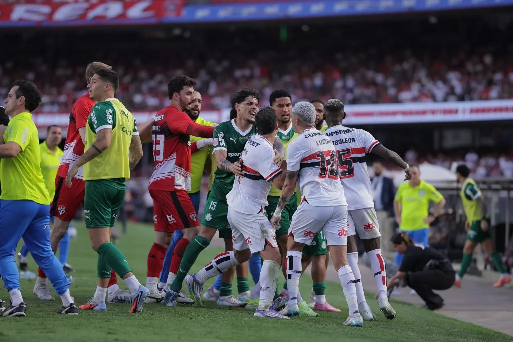 Tumulto entre jogadores do São Paulo e do Palmeiras durante partida no Morumbis pelo Campeonato Brasileiro 2025. Foto: Ettore Chiereguini/AGIF