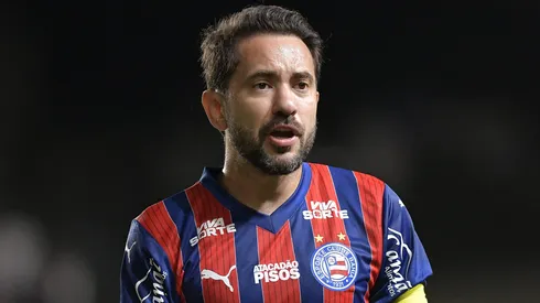 Everton Ribeiro durante confronto contra o Vasco no Campeonato Brasileiro de 2025.