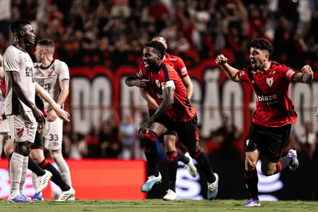 Guilherme Romao jogador do Atletico-GO comemora seu gol durante partida contra o Athletico-PR no estadio Antonio Accioly pelo campeonato Brasileiro B 2025. Foto: Mateus Dutra/AGIF