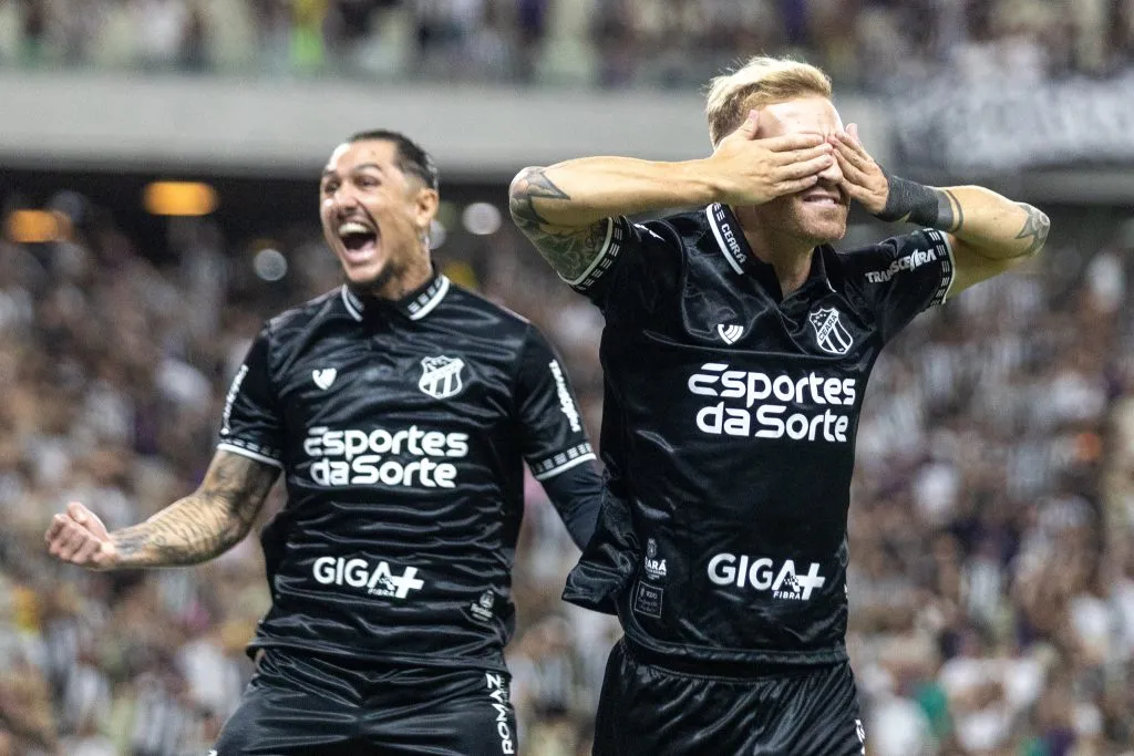 CE – FORTALEZA – 05/10/2025 – BRASILEIRO A 2025, CEARA X SANTOS – Pedro Henrique jogador do Ceara comemora seu gol durante partida contra o Santos no estadio Arena Castelao pelo campeonato Brasileiro A 2025. Foto: Lucas Emanuel/AGIF