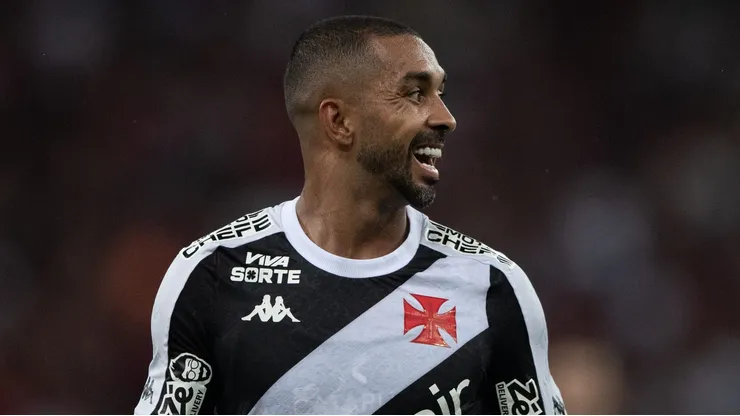 Paulo Henrique durante confronto contra o Flamengo no Brasileirão 2025.