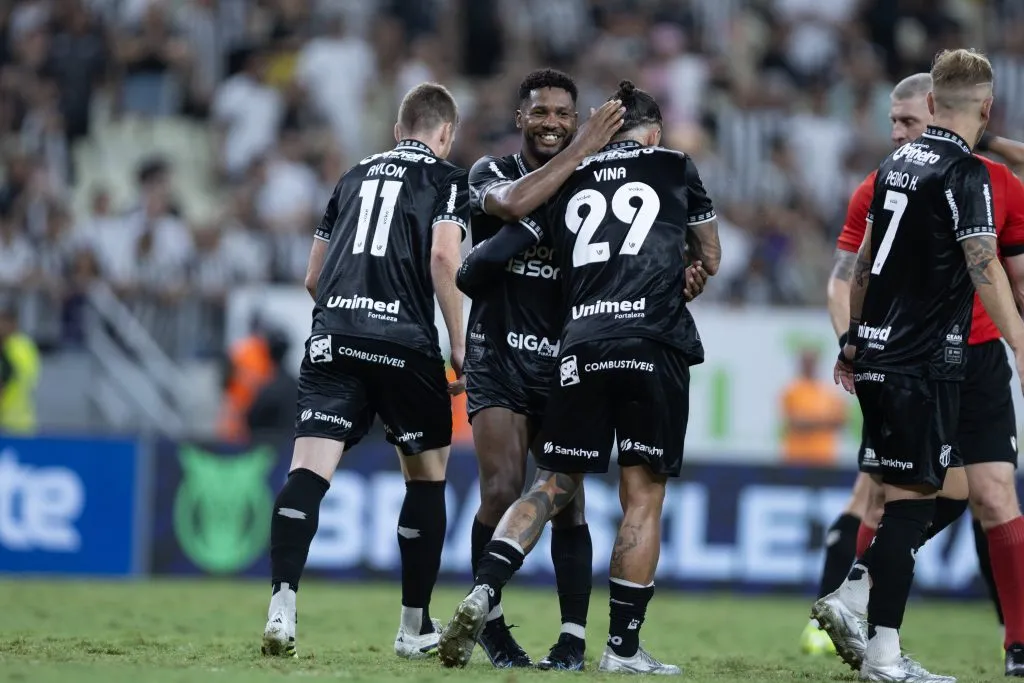 CE – FORTALEZA – 05/10/2025 – BRASILEIRO A 2025, CEARA X SANTOS – [Fernando Sobral] jogador do Ceara comemora seu gol durante partida contra o Santos no estadio Arena Castelao pelo campeonato Brasileiro A 2025. Foto: Baggio Rodrigues/AGIF