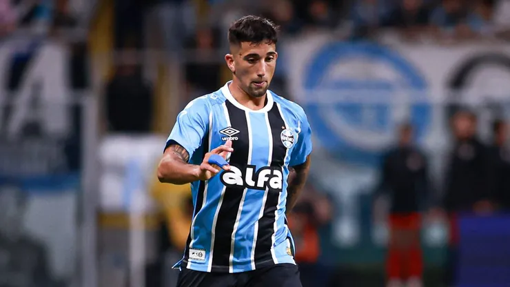 Cristian Olivera jogador do Gremio durante partida contra o Bragantino no estadio Arena do Gremio pelo campeonato Brasileiro A 2025. Foto: Maxi Franzoi/AGIF