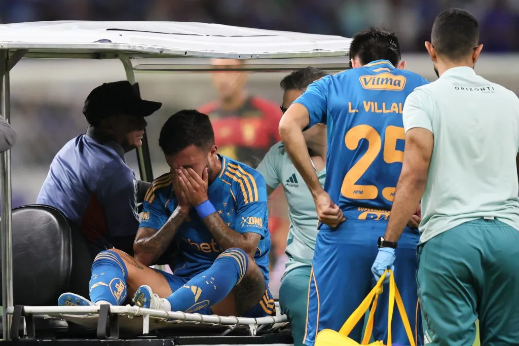 Matheus Henrique, jogador do Cruzeiro, se lesiona gravemente durante partida contra o Sport, no Mineirão, pelo Campeonato Brasileiro 2025. Foto: Gilson Lobo/AGIF