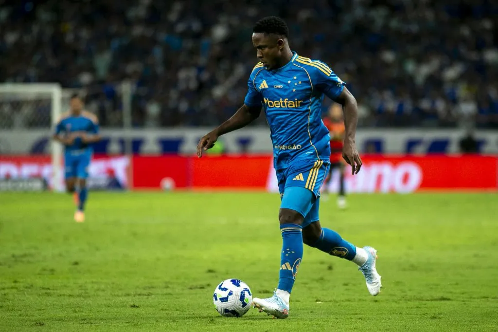 Sinisterra jogador do Cruzeiro durante partida contra o Sport – Foto: Fernando Moreno/AGIF