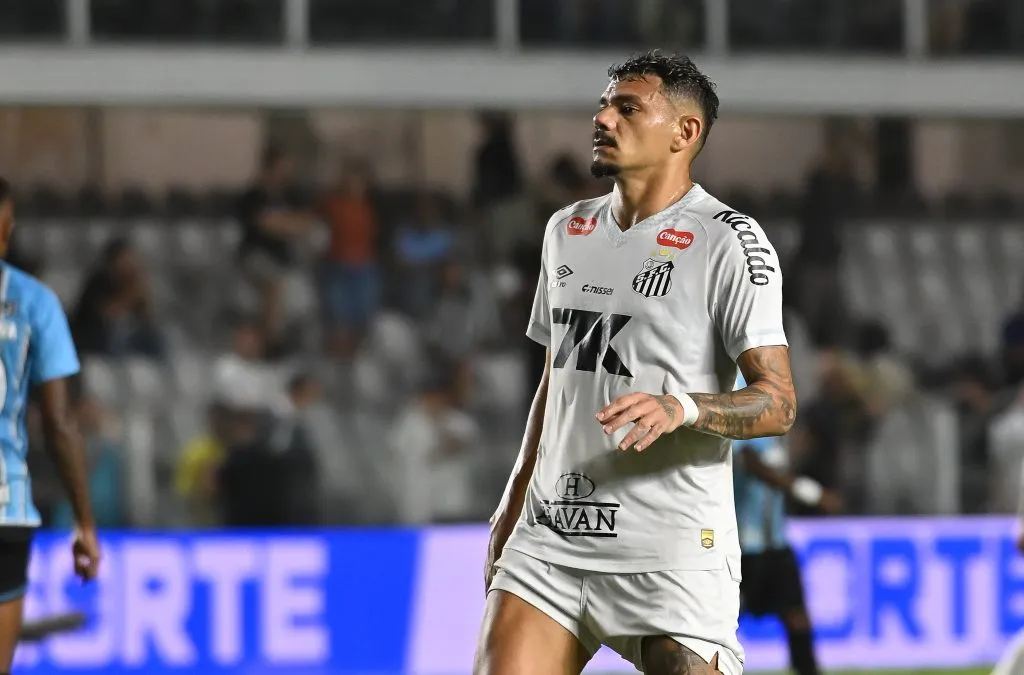 Tiquinho Soares jogador do Santos durante partida contra o Grêmio – Foto: Jota Erre/AGIF