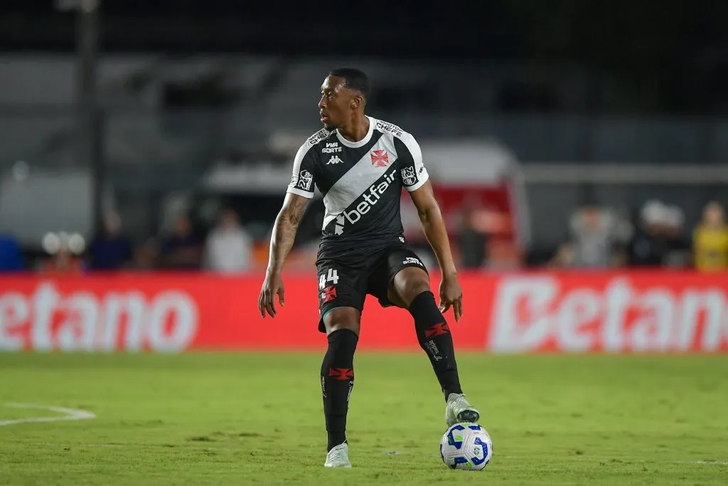 Luiz Gustavo atuando no Vasco em 2025 –  Foto: Thiago Ribeiro/AGIF