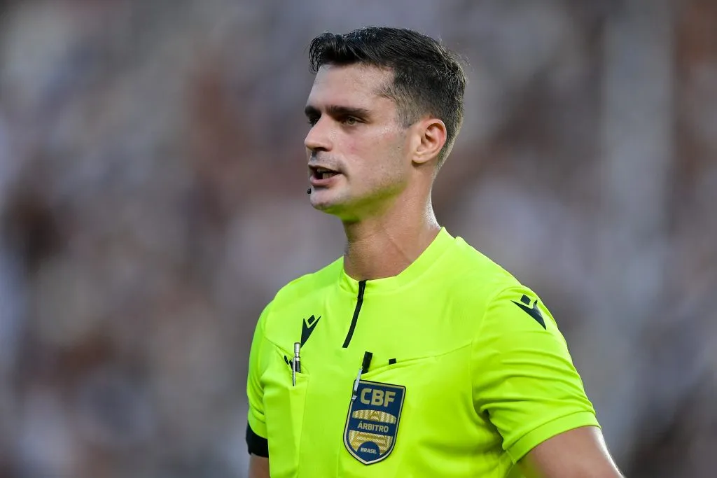 O arbitro Fernando Antonio Mendes  durante partida entre Vasco e Vitoria no estadio Sao Januario pelo campeonato Brasileiro A 2025. Foto: Thiago Ribeiro/AGIF
