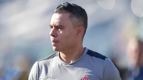 Jair Ventura tecnico do Vitoria durante partida contra o Vasco no estadio Sao Januario pelo campeonato Brasileiro A 2025. Foto: Thiago Ribeiro/AGIF