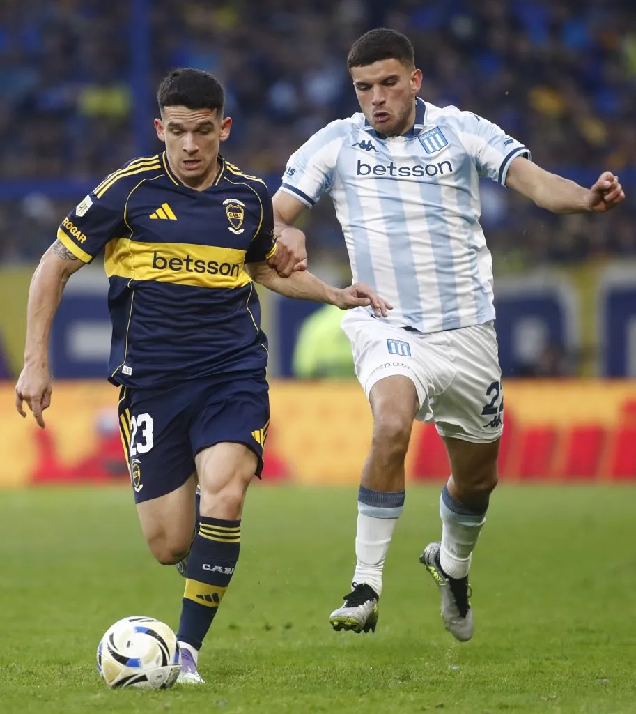 Lautaro Blanco (L) do Boca Juniors e Elias Torres do Racing Club lutam pela bola durante uma partida do Torneo Clausura Betano 2025 entre Boca Juniors e Racing Club no Estádio Alberto J. Armando em 9 de agosto de 2025 em Buenos Aires, Argentina. (Foto de Marcos Brindicci/Getty Images)