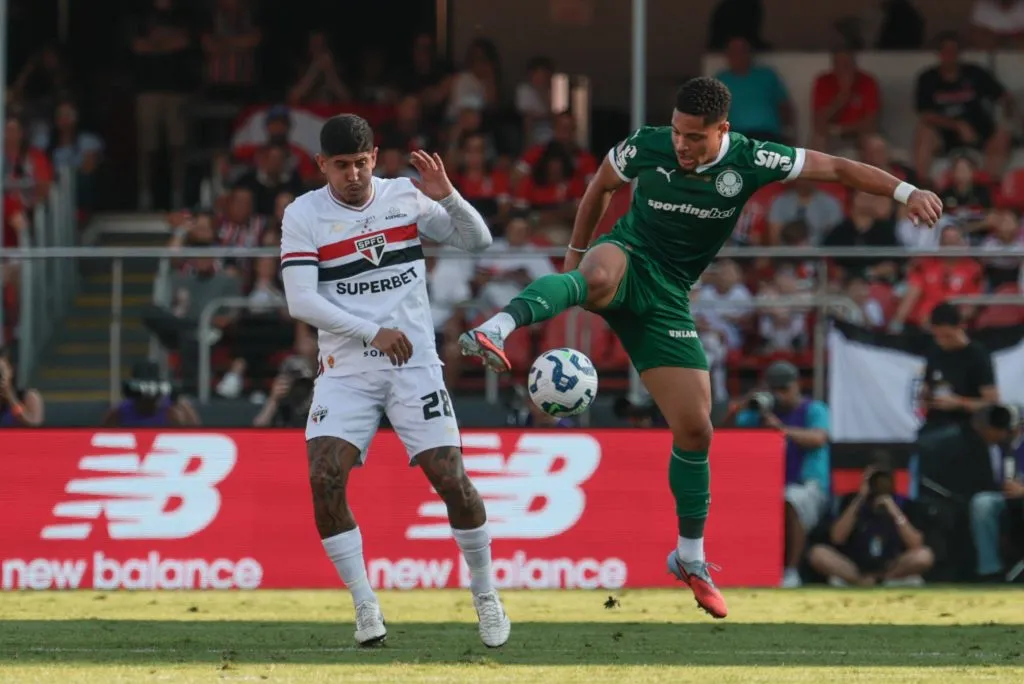 SP – SAO PAULO – 05/10/2025 – BRASILEIRO A 2025, SAO PAULO X PALMEIRAS – Alan Franco jogador do Sao Paulo disputa lance com Vitor Roque jogador do Palmeiras durante partida no estadio Morumbi pelo campeonato Brasileiro A 2025. Foto: Marcello Zambrana/AGIF