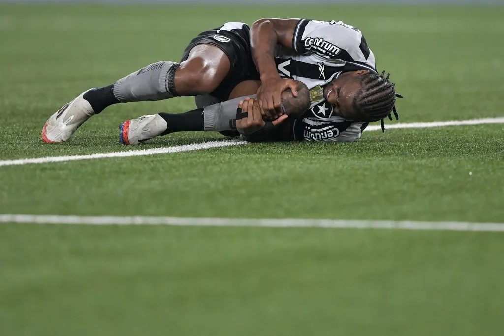 Kaio Pantaleão no momento que sentiu a lesão contra o Bahia. Foto: Thiago Ribeiro/AGIF