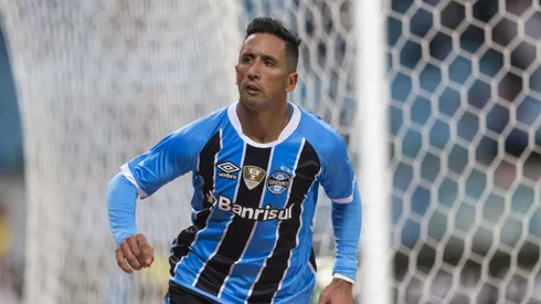 Jogador Lucas Barrios comemora gol do Gremio durante partida na Arena do Gremio pela Copa do Brasil 2017.
