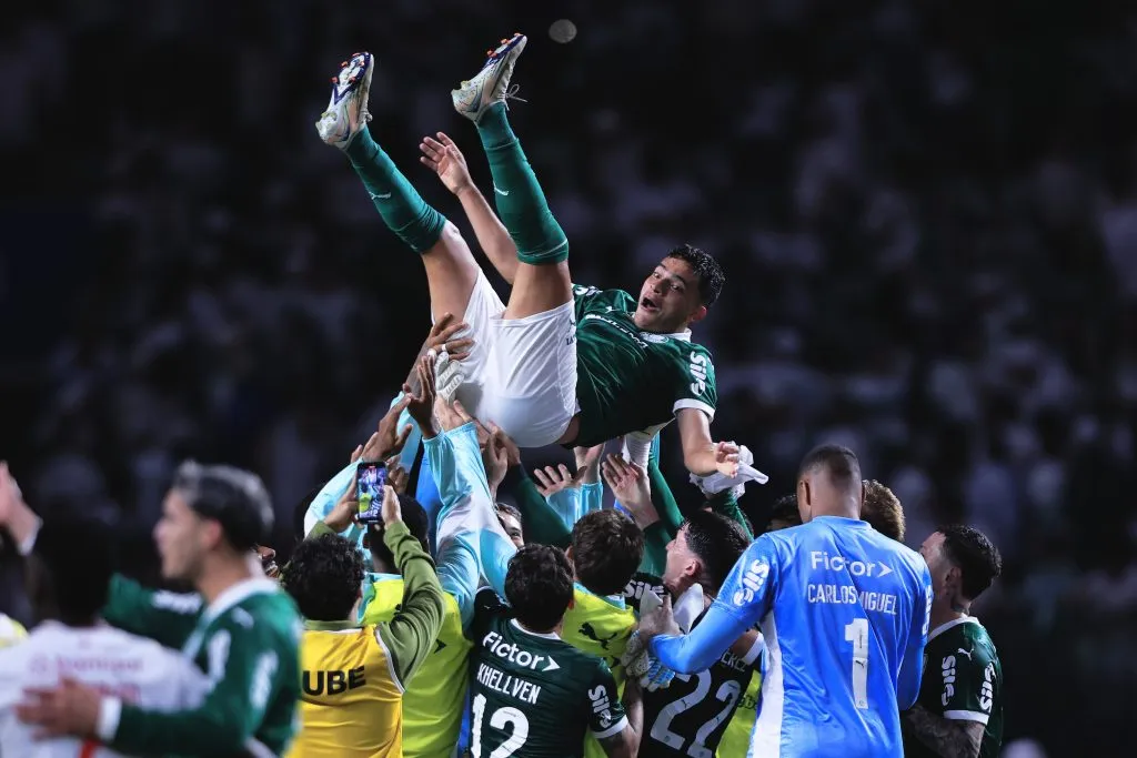 Jogadores do Palmeiras celebram o retorno de Bruno Rodrigues. Foto: Ettore Chiereguini/AGIF