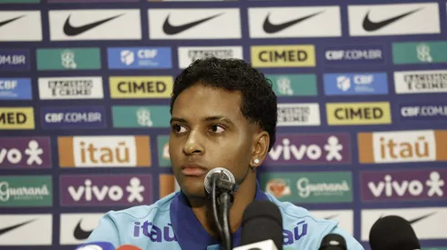 Rodrygo em entrevista coletiva pela Seleção Brasileira. Foto: Rafael Ribeiro / CBF