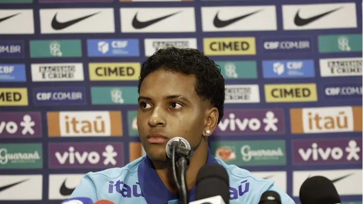 Rodrygo em entrevista coletiva pela Seleção Brasileira. Foto: Rafael Ribeiro / CBF