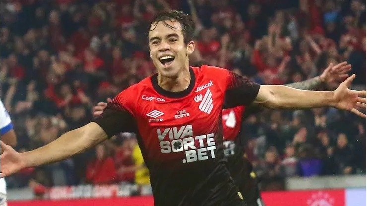 Dudu comemorando gol contra o Paysandu na Série B de 2025.