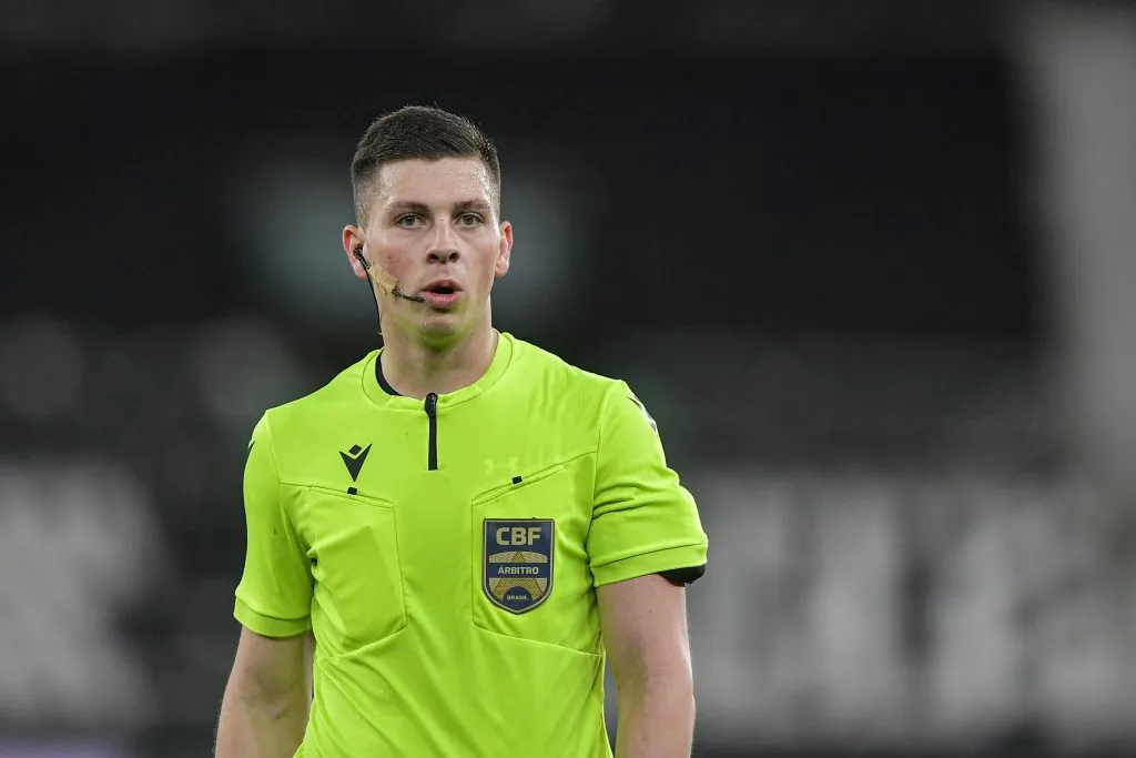 O arbitro Lucas Casagrande durante partida entre Botafogo e Bragantino no estadio Engenhao pelo campeonato Brasileiro A 2025. Foto: Thiago Ribeiro/AGIF