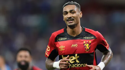 Derik Lacerda jogador do Sport comemora seu gol durante partida contra o Cruzeiro no estadio Mineirao pelo campeonato Brasileiro A 2025. Foto: Gilson Lobo/AGIF