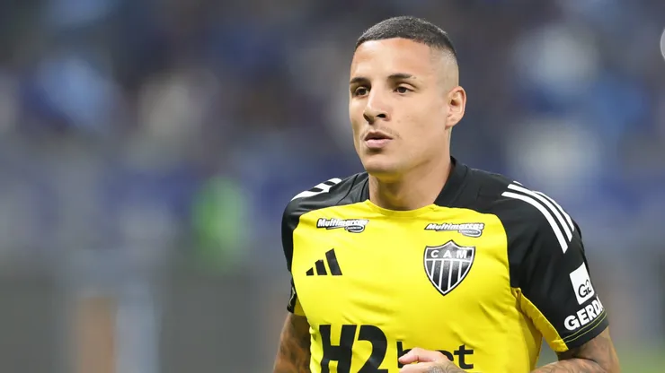 Guilherme Arana jogador do Atletico-MG durante aquecimento antes da partida contra o Cruzeiro no estadio Mineirao pelo campeonato Copa Do Brasil 2025. Foto: Gilson Lobo/AGIF