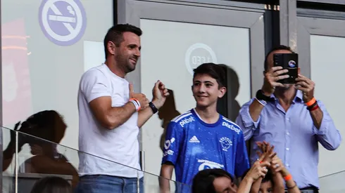 MG – Belo Horizonte – 06/11/2022 – BRASILEIRO B 2022 CRUZEIRO X CSA – Montillo na Torcida durante partida entre Cruzeiro e CSA no estadio Mineirao pelo campeonato Brasileiro B 2022. Foto: Gilson Junio/AGIF