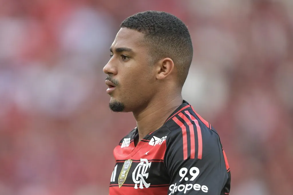 RJ – RIO DE JANEIRO – 31/08/2025 – BRASILEIRO A 2025, FLAMENGO X GREMIO – Samuel Lino jogador do Flamengo durante partida contra o Gremio no estadio Maracana pelo campeonato Brasileiro A 2025. Foto: Thiago Ribeiro/AGIF
