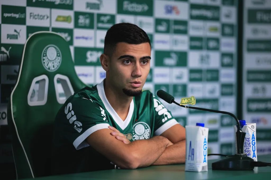 SP – SAO PAULO – 11/09/2025 – PALMEIRAS, APRESENTACAO ANDREAS PEREIRA – Andreas Pereira fala aos jornalista durante sua apresentacao oficial como jogador do Palmeiras em coletiva de imprensa realizada no CT Academia de Futebol. Foto: Ettore Chiereguini/AGIF