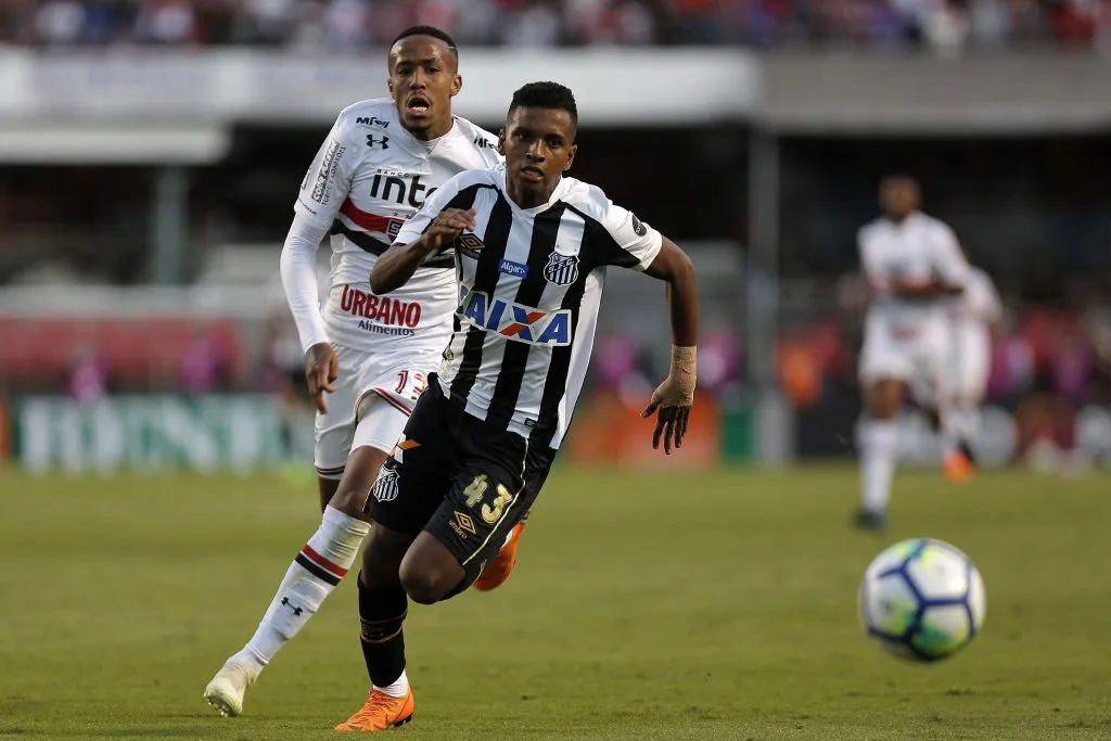 Eder Militao do Sao Paulo disputa lance com jogador Rodrygo do Santos durante partida no estadio Morumbi pelo campeonato Brasileiro A 2018. Foto: Daniel Vorley/AGIF