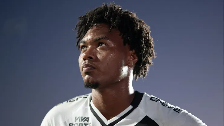 GB jogador do Vasco depois da partida contra o Vitoria no estadio Sao Januario pelo campeonato Brasileiro A 2025. Foto: Jorge Rodrigues/AGIF