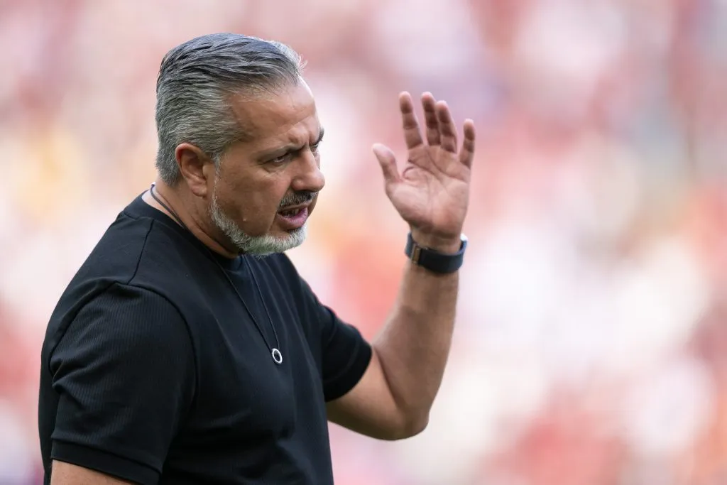 Jose Boto diretor de futebol do Flamengo durante partida contra o Gremio no estadio Maracana pelo campeonato Brasileiro A 2025. Foto: Jorge Rodrigues/AGIF