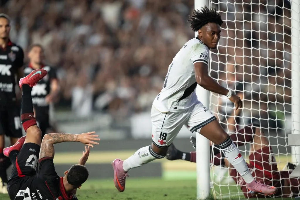 GB jogador do Vasco comemora seu gol durante partida contra o Vitoria no estadio Sao Januario pelo campeonato Brasileiro A 2025. Foto: Jorge Rodrigues/AGIF