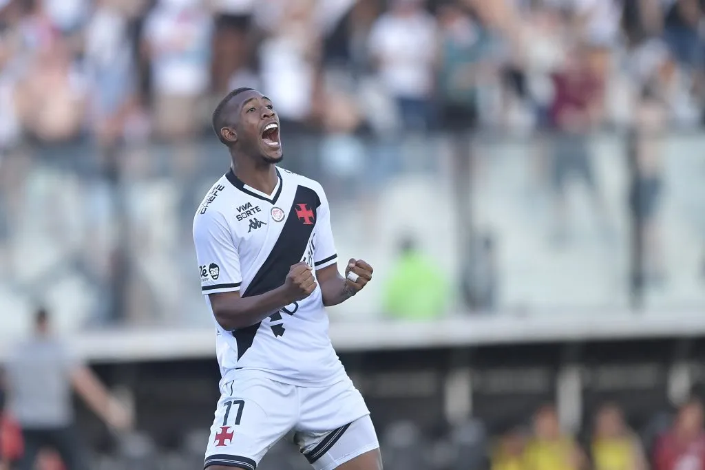 Rayan jogador do Vasco comemora seu gol durante partida contra o Vitória – Foto: Thiago Ribeiro/AGIF